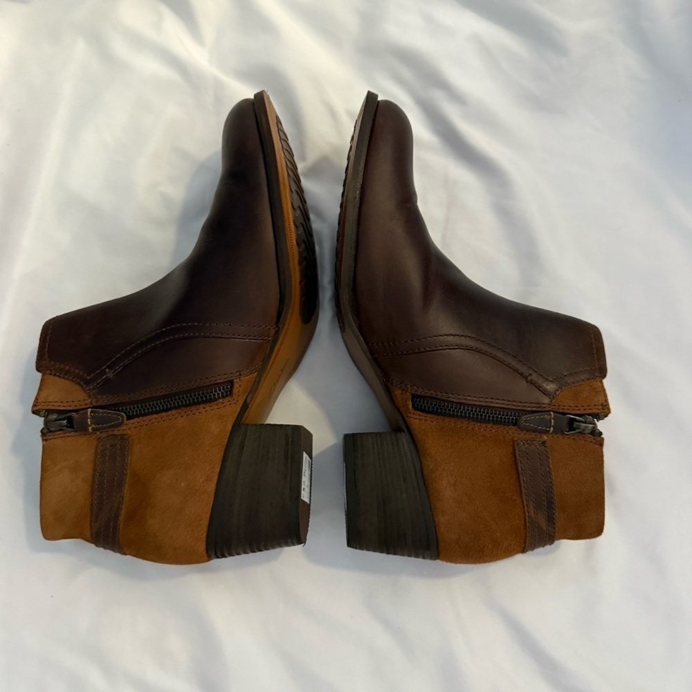 NWT Clarks Artisan Maypearl Lilac Leather and Suede Belted Ankle Boots - Picture 3 of 10